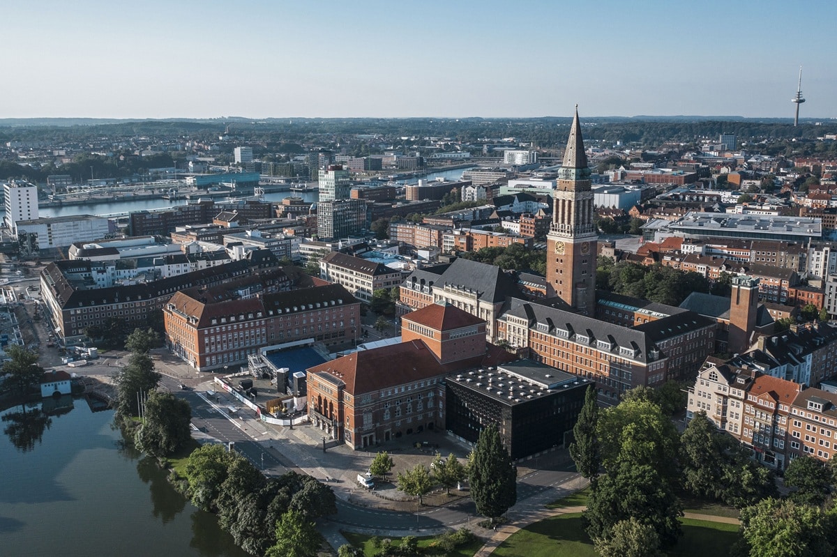 Luftaufnahme der Kieler Innenstadt mit dem Rathausturm am Kleinen Kiel