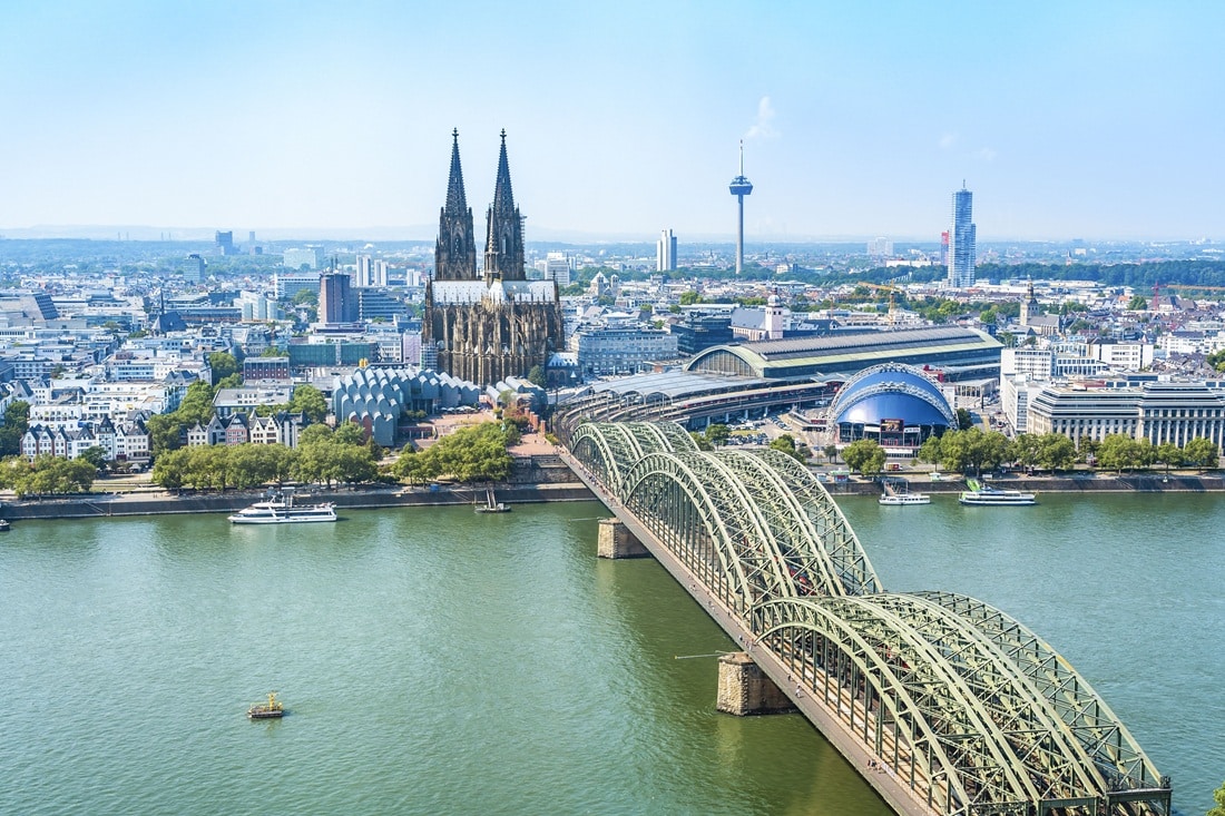 Kölner Dom und Hohenzollernbrücke am Rhein aus der Luft