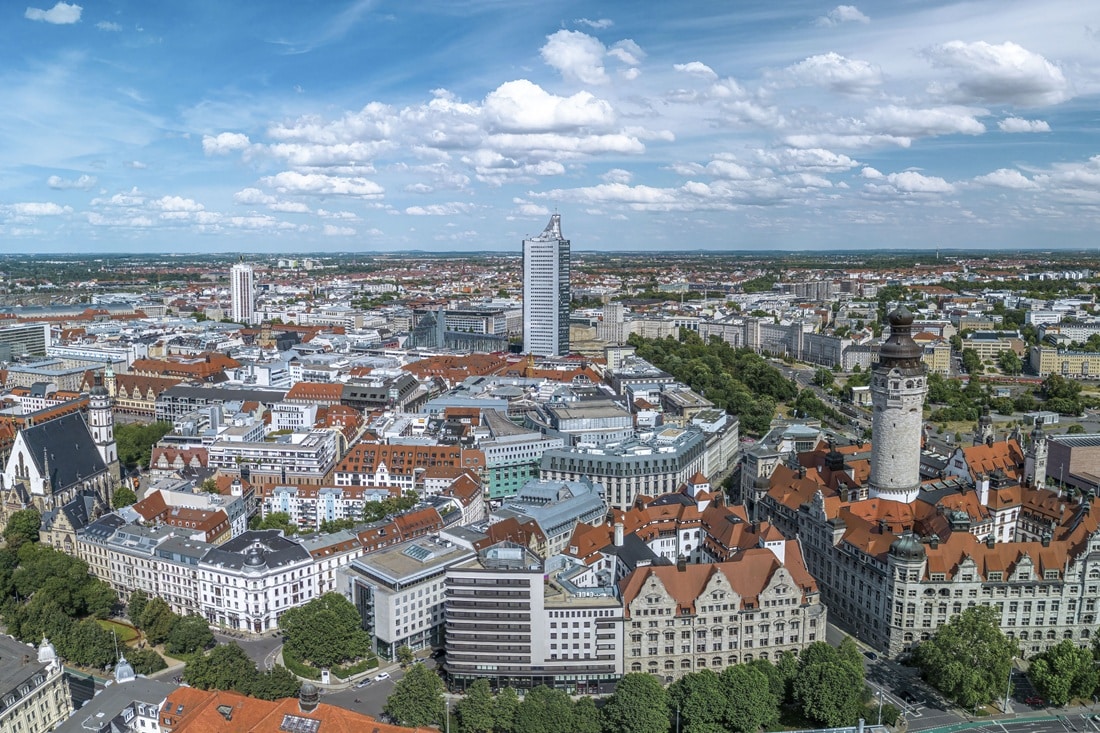 Blick über Leipzig mit dem City-Hochhaus und dem Neuen Rathaus