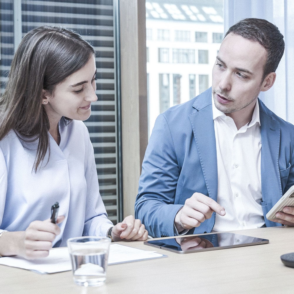 Florenz Klasen und Nadine Wiegner bei der IT-Personalberatung im modernen Büro.