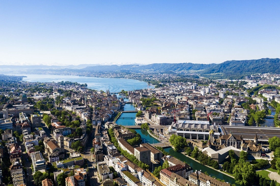 Luftaufnahme der Zürcher Altstadt an der Limmat mit dem Zürichsee