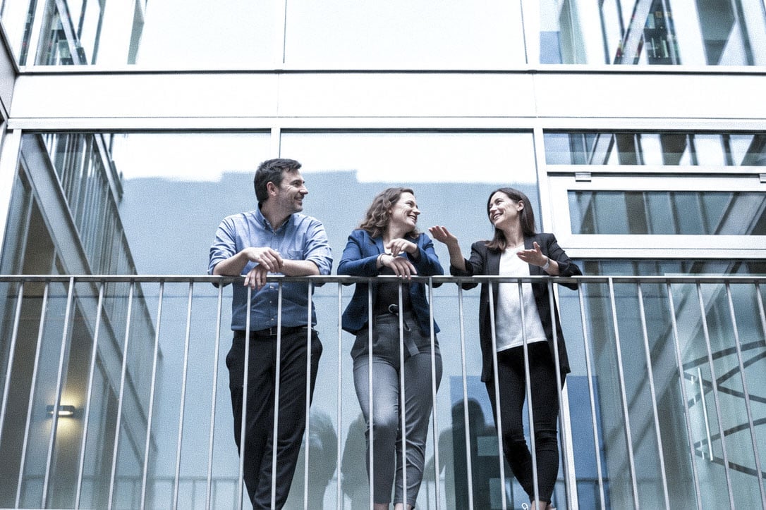 TechMinds-Team im Austausch auf der Bürogalerie in Hamburg
