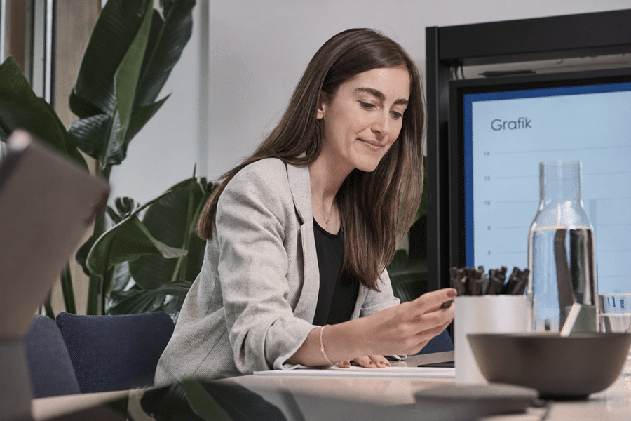 Nadine Wiegner, Personalberaterin bei TechMinds, im Konferenzraum – mehr über TechMinds erfahren.