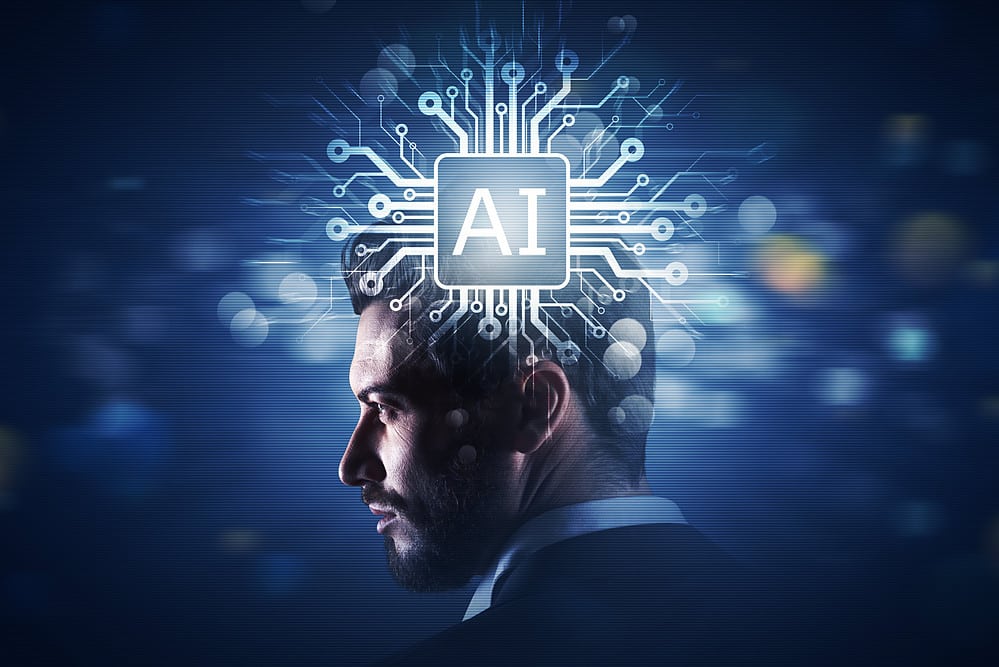 Kopfprofil mit KI-Chip-Hologramm, Jobprofil Chief AI Officer (CAIO)