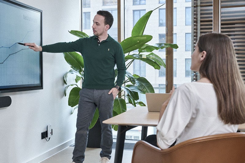 Briefing bei TechMinds: Personalberater erläutert am Bildschirm den Verlauf einer Suche